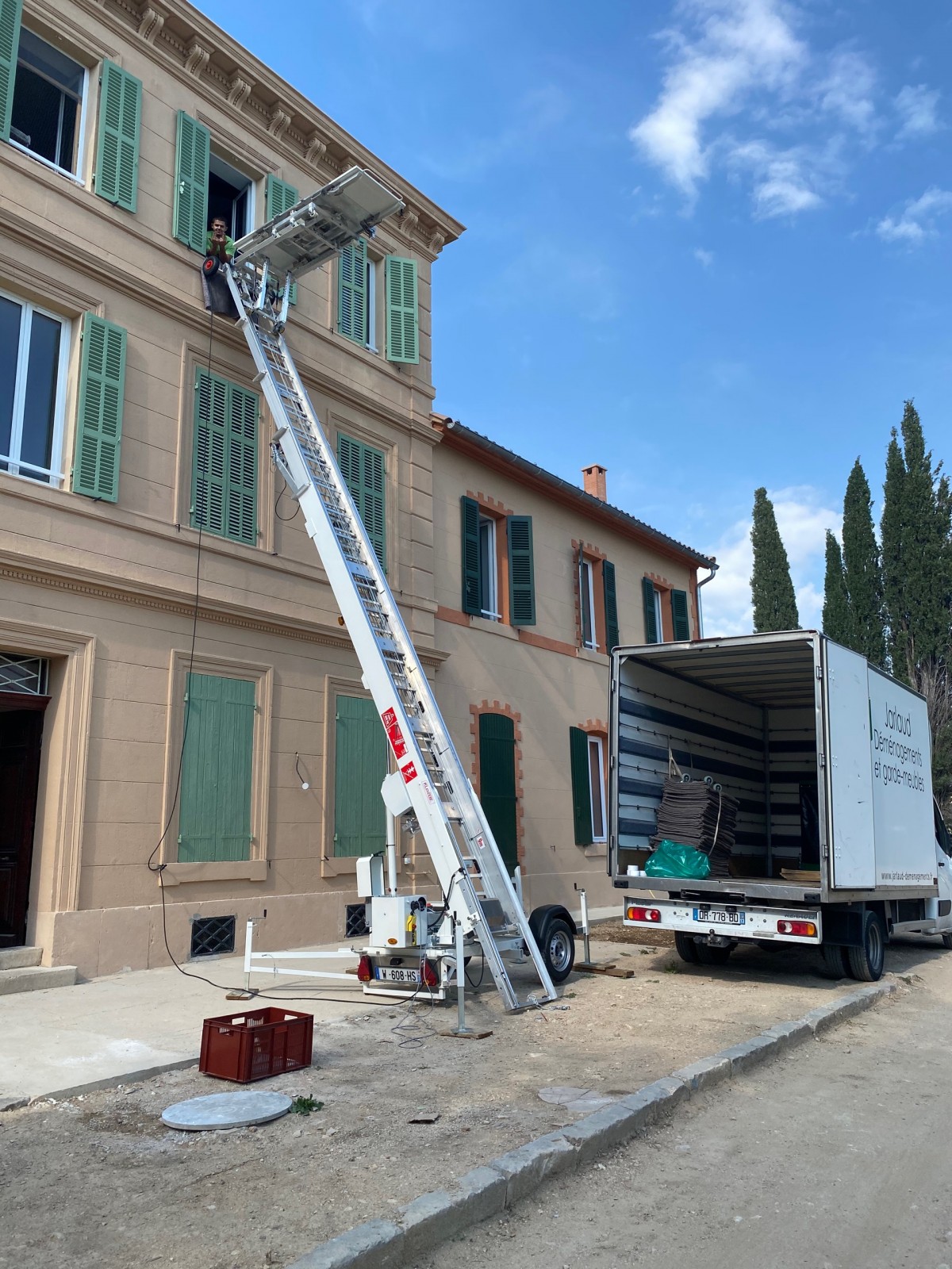 Besoin d’un monte meuble pour effectuer un déménagement en étages à Marseille Bouches du Rhône