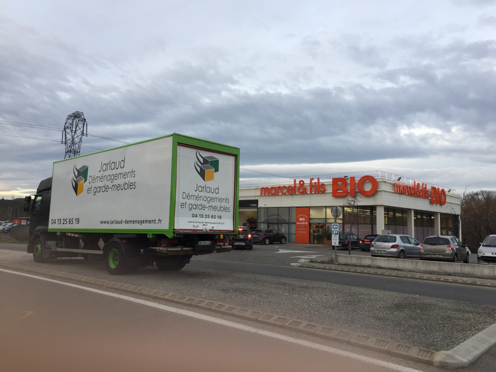 Déménagement de mobiliers de magasins pour  un professionnel bio de Nîmes à Fuveau dans les bouches du Rhône