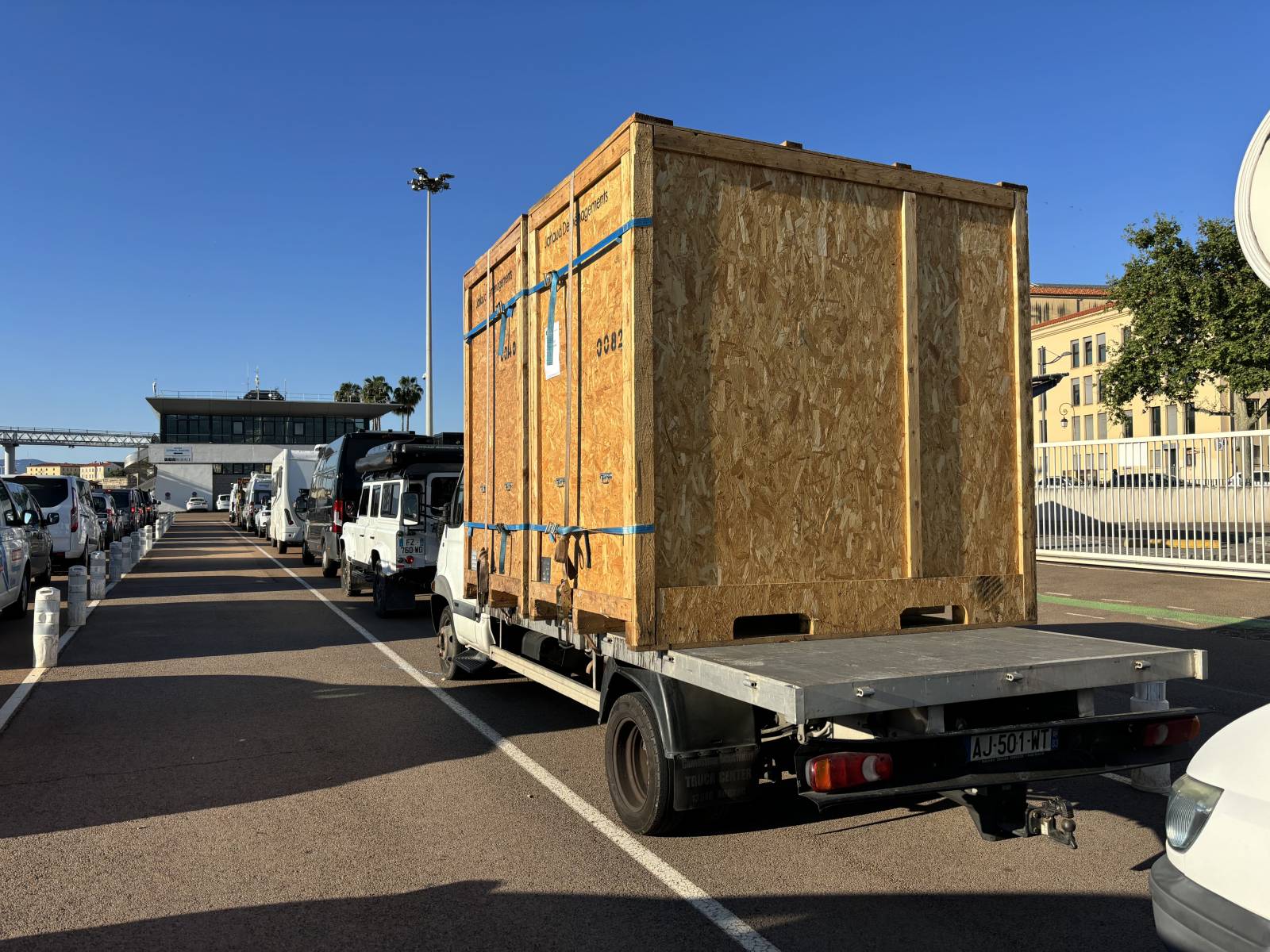 Livraison, montage et coordination de logistique avec les magasins Story, spécialiste du mobilier design