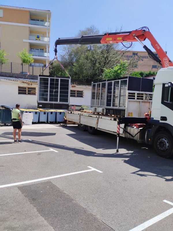 Transport et Manutention Lourde d'Armoires Frigorifiques près de Toulon, Var : Jarlaud Déménagement, Votre Solution Expert en Camion à Bras de Grue !