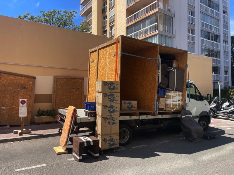 Garde-meubles sécurisés à Septèmes les Vallons pour un particulier à Marseille - Stockez en toute confiance avec Jarlaud Déménagements, experts depuis 10 ans !